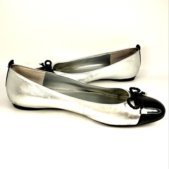 Lauren Ralph Lauren Silver Leather, Slip On, Capped Toe, Ballet Flats. Wmn 8.5M - Picture 7 of 13